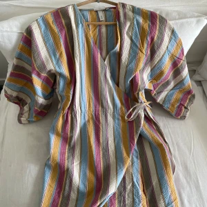 Randig omlottklänning från Dedicated  - Färgglad omlottklänning med knyt i midjan från Dedicated. Nypris 999kr🌸. Så somrig och fin men är tyvärr lite för stor för mig