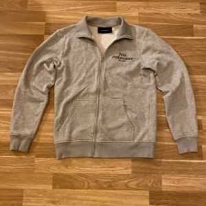 Grå ziptröja från Peak Performance - Grå ziptröja från Peak Performance i storlek S