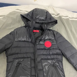 Hugo boss jacka - Säljer en svart hugo boss puffer jacka i storlek S, Nästan aldrig använd i mycker bra skick. Mycket sälsynt jacka!!