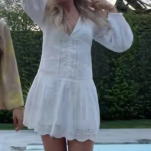 Zara klänning - Säljer denna väldigt eftertrakade klänningen i storlek M. Jättefint skick❤️