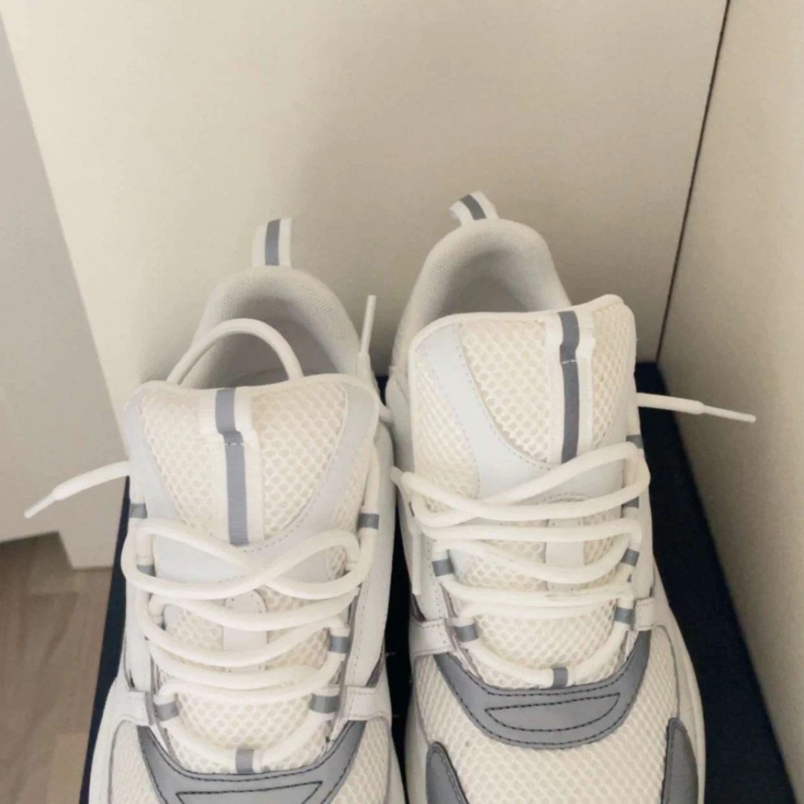 Vita och grå Dior sneakers - 2