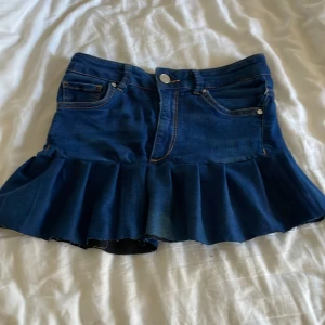 Blå jeanskjol - En hemmasydd jeanskjol i storlek S. Midjuemåttet är 75 cm.