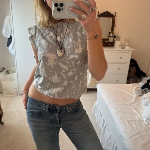 Festtopp - Topp från hunkydory med tie-dye mönster! Kortärmad gråspräcklig🩶🩶🤍