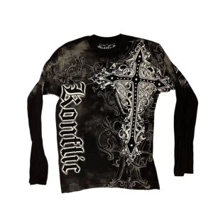 Kontific long sleeve  - Säljer en svart långärmad tröja från Kontific med stora korsmotiv och detaljerade mönster både fram och bak. Tröjan har tryckt text och gotiska detaljer som ger en unik och edgy stil.