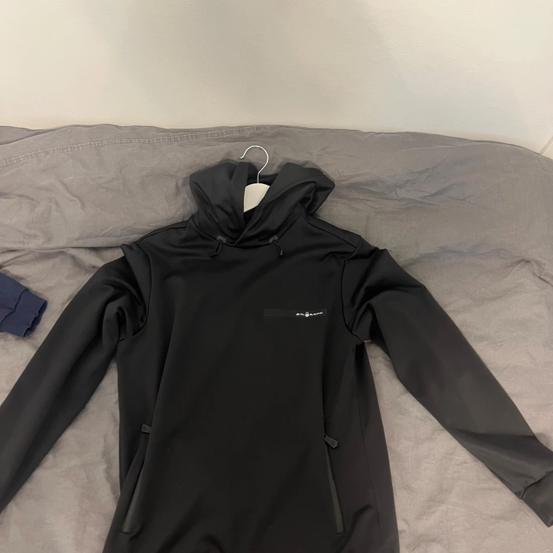 Svart hoodie från sail racing