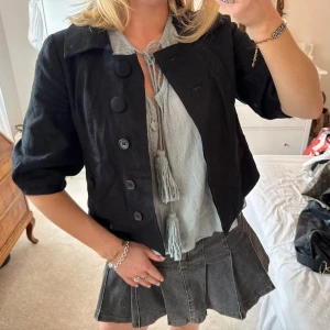 Trekvartsärmad jacka - Så så fin overshirt/kavaj att ha i sommar!!! Trekvartsärmad kappa 🖤🖤🖤