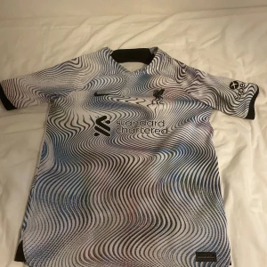Fotbolls T-shirt  - En fin fotbolls T-shirt inför sommaren. Liverpool tröja. Jag är 175 och den passar mig perfekt