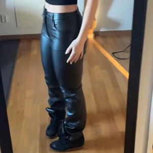Låga skinnbyxor med bootcut från bikbok - Nypris 700kr