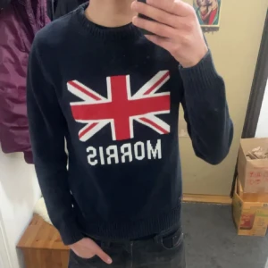 Morris tröja - Säljer en mörkblå stickad tröja från Morris. Tröjan har inte några defekter och har sällan kommit till användning. Perfekt till en stilren outfit. Skriv för mer info! 🌟
