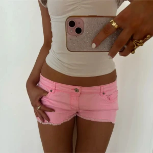 Rosa jeansshorts  - Så snygga lågmidjade vintage rosa jeansshorts! Jag är 168 och det är mina bilder , köp via köp nu direkt eller Swish, kvar tills markerad som såld 💖