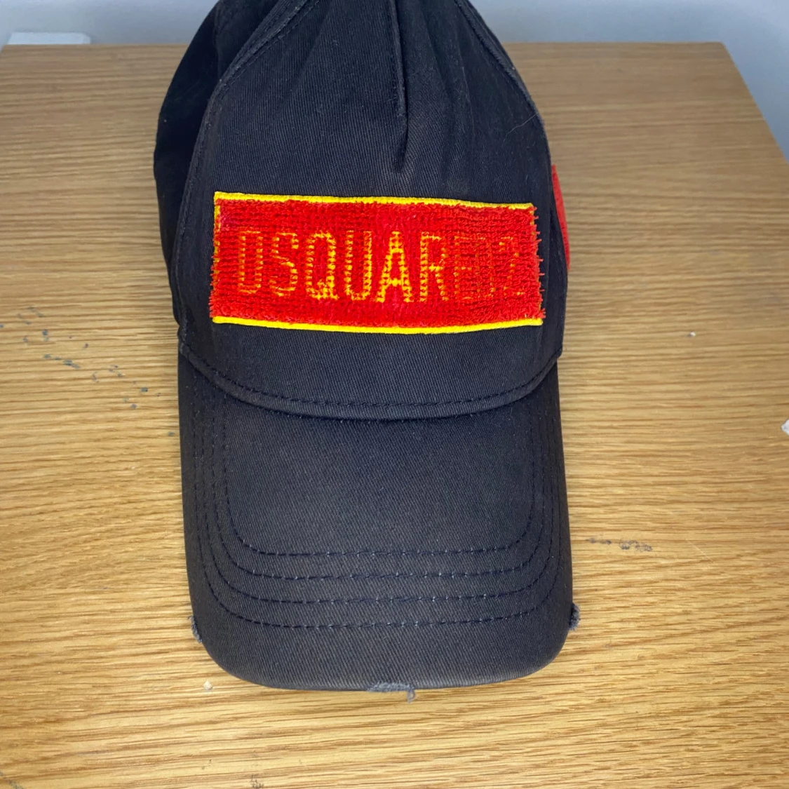 Svart keps från Dsquared2 med röd brodyr