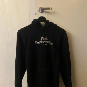 Peak performance Hoodie  - Hej, jag säljer en Peak performance Hoodie. Ett stiligt klädesmärke som är väldigt populärt nuförtiden. Hör av er om ni vill ha fler bilder eller om ni har någon fråga. Pris kan diskuteras. 😁