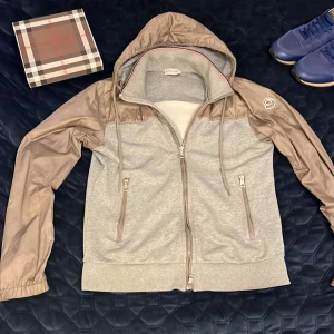 Moncler Cardigan  -  Tjena allihopa just nu så Söker jag byten eller köpare till min Moncler cardigan. Jackan är i bra skick med en super liten reva på baksidan av armen precis vid sömnen, vilket gör det mycket enkelt att laga.  Det finns även lite små rivmärken som inte är syliga. Även en lite skada vid kragen som är osynlig. Det finns självklart bevis tillgängligt och visas gärna upp vid intresse. Har ni några ytterligare frågor eller prisförslag så får ni gärna skriva till mig. Med vänliga hälsningar Oscar