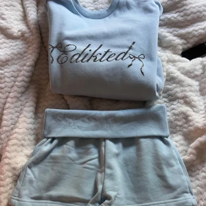 Ljusblå sweatshirt från Edikted med shorts  - Så fint mjukis set i ljusblå , shorts och tröja , helt nytt