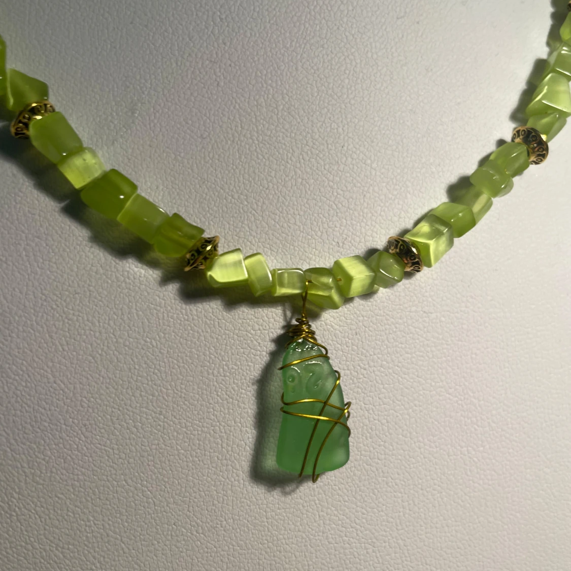 Grönt halsband med stenar och wire-wrapad hänge - 1