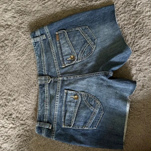 Jeansshorts - Supersnygga jeanskjorts med coola detaljer på fickorna. Väldigt 2000s tal