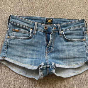 Blå jeansshorts från Lee☺️ - Snygga blå jeansshorts från Lee med klassisk femficksdesign. Shortsen har låg midja och Lee-logga på bakfickan samt patch i mockaimitation bak. Perfekta för varma dagar. Om du vill ha bilder, frågor och prisförslag så är det bara att skriva❣️