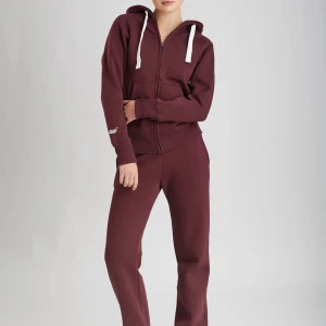 Russemerch byxor  - Säljer mina russemerch byxor i xxs! Perfekt nu till sena sommarkvällar då de lite kyligare, säljs pga av att dem sitter lite för tajt! Hör av er vid fler frågor❤️