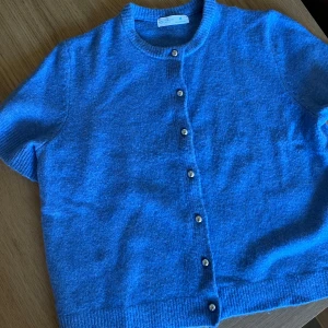 Blå kortärmad kofta/tröja  - Mysig kofta från Primark i så fin blå färg. Silvriga knappar. 