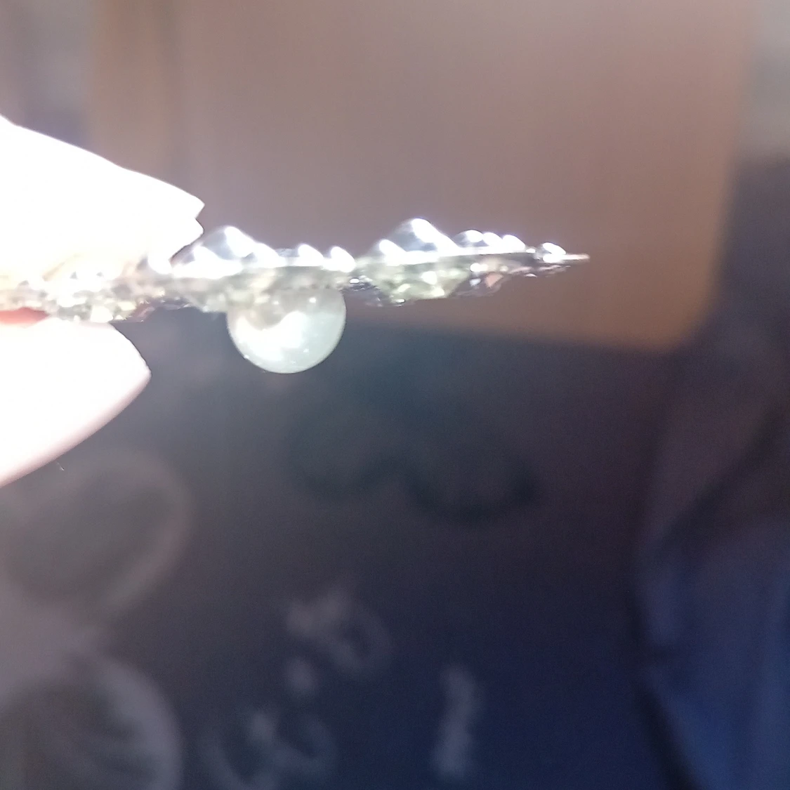 Silverfärgat blomformat hänge med pärla och strass - 2