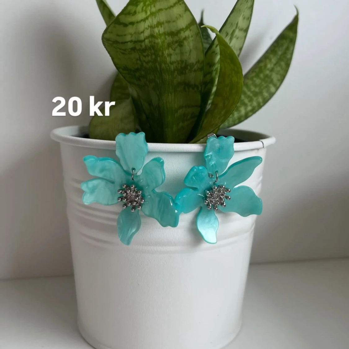 Turkosa blommiga örhängen