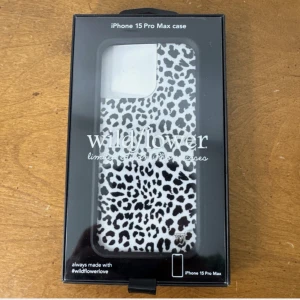 Wildflowercases 15 pro max - NYTT: Säljer ett limited edition mobilskal till iPhone 15 Pro Max från populära Wildflower i USA. Skalets design är svartvit med leopardmönster och har en snygg och trendig look. Perfekt för dig som vill ha ett unikt och stilrent skydd till mobilen. Nypris ca 700kr (inkl. frakt, tull). 
