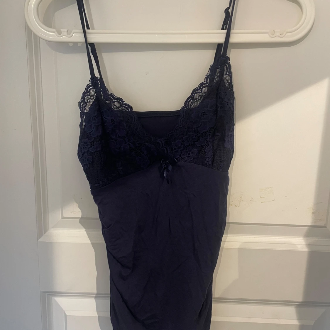 Mörkblå spetsdetaljerad linnetopp - 2