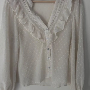 Vit blus - Säljer denna vita blusen från Zara. Super fin blus som är prefekt till en kjol eller ett par shorts nu i sommar✨
