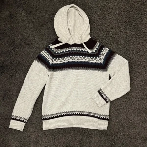 Stickad hoodie med mönster  - Stickad hoodie med mönster i storlek M. Bra passform och väldigt bekväm 