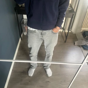 Zara jeans - Säljer ett par grå jeans från Zara i storlek 40 som motsvarar 30/30, dom är i mycket bra skick och väldigt snygga, kom privat vid minsta lilla och pris går att diskutera💯