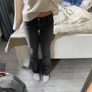 Svarta bootcut jeans - Säljer ett par svarta bootcut jeans som är stentvättade. Används inte längre så därför säljer jag de. 