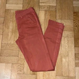 Rostfärgade chinos - Ett par snygga rostfärgade chinos i storlek S från VILA som har fickor fram och bak samt hällor för bälte! 🤎