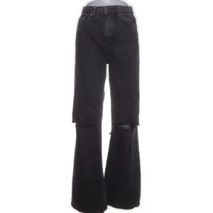 Svarta bootcut jeans bershka  - Säljer ett par oanvända svarta bootcut jeans med hål vid båda knäna. 