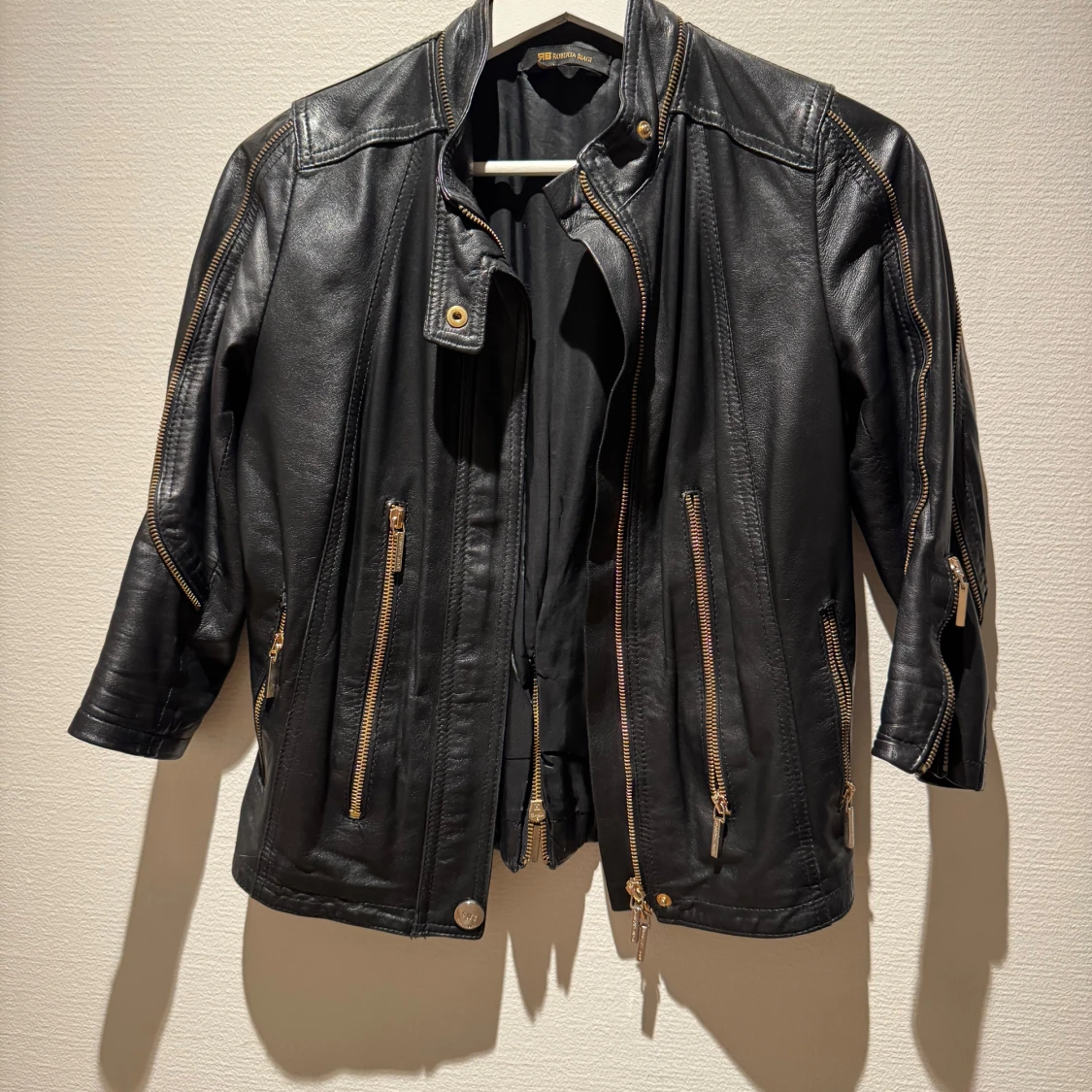 Svart skinnjacka Roberta Biagi