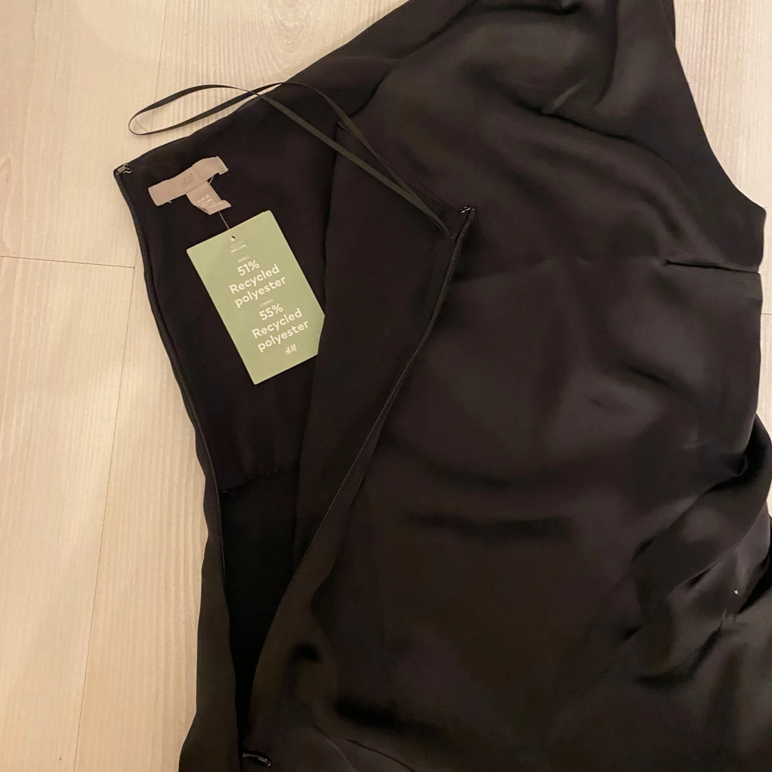 Svart långklänning i satin från H&M - 1