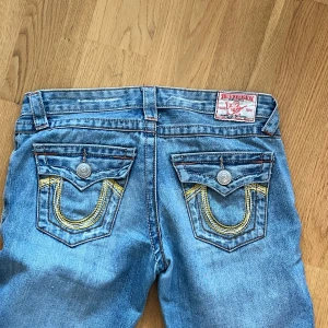 True Religion jeans - Jätte snygga true religion jeans!❤️ skulle säga att längden passar någon som är mellan 165-170 cm lång. Storlek 29 i midjan och skulle gissa på en 32 i längd. Dom passar perfekt på mig som vanligtvis har xs/s i jeans och är 167 cm lång.