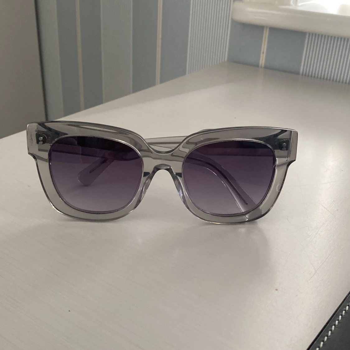 Grå transparenta solglasögon från Chimi