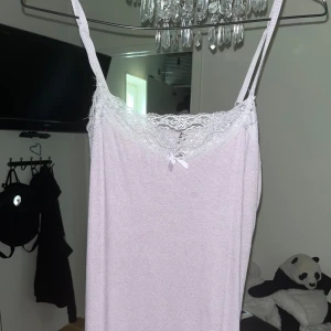 Lila spetsning - Jätte söt spets linne köpt secondhand, nyskick och väldigt bekväm