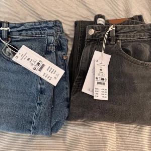 Grå utsvängda  jeans med hög midja  - Snygga grå jeans ”utsvänga” aldrig använda då det är lite för små, ordpris 499kr 