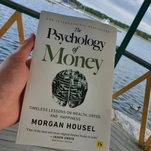 The Psychology of Money - En internationell bästsäljare som utforskar hur vi tänker kring pengar, sparande och lycka. Perfekt för unga vuxna som vill förstå ekonomiska beslut och få insikter om personlig ekonomi på ett lättillgängligt sätt.   "The Psychology of Money by Morgan Housel – A must-read on how emotions and behavior shape our financial decisions. Lightly used, in great condition!"