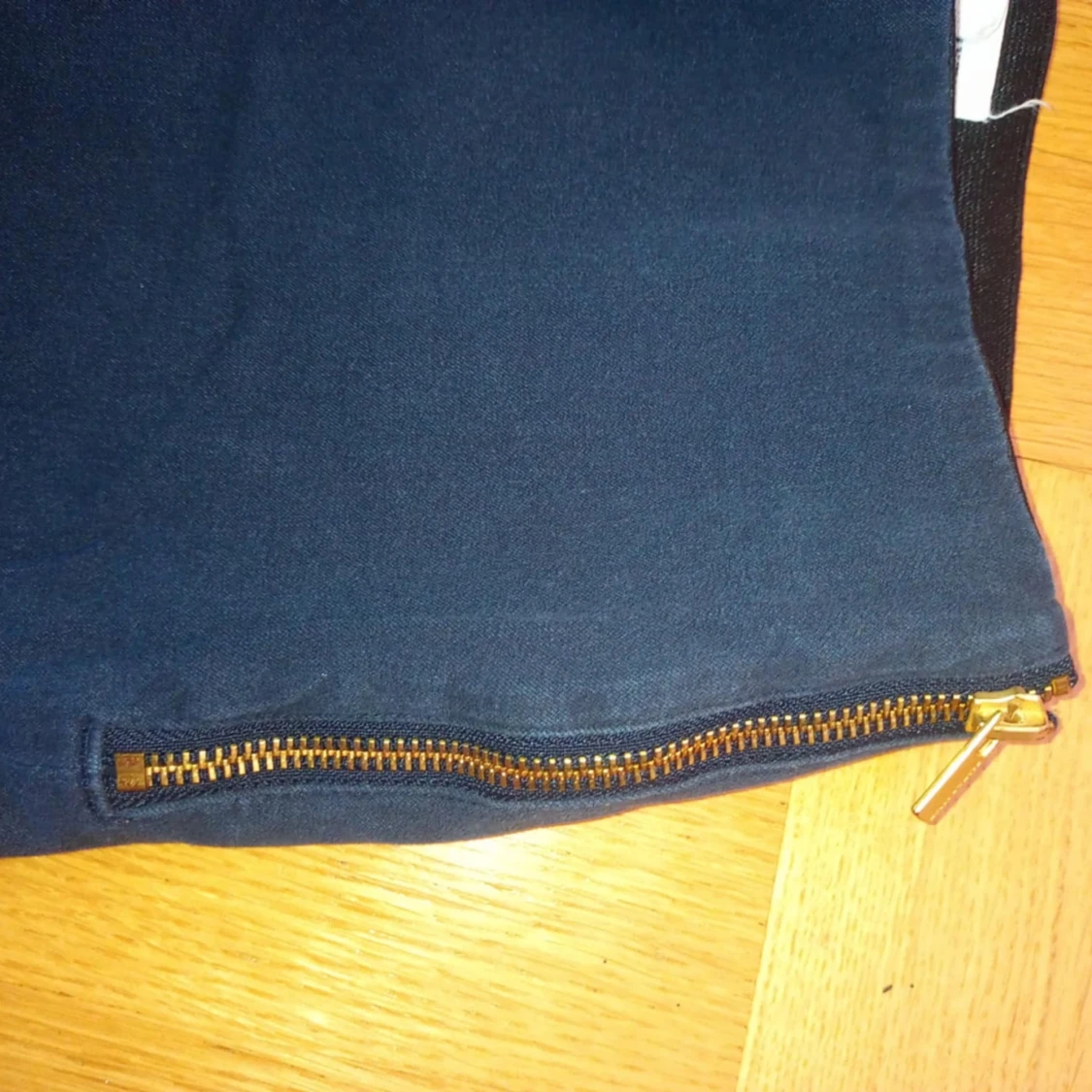 Marinblå byxor med guldknappar från Holly & Whyte - 4