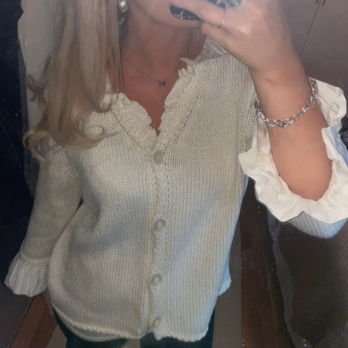 Vit kofta med volangdetaljer