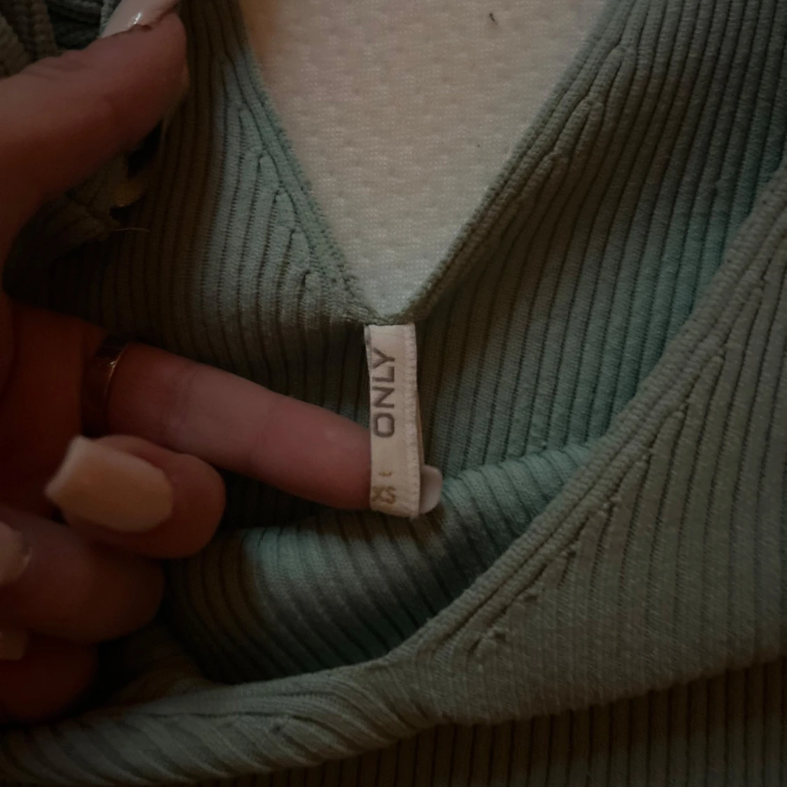 Grön ribbad topp med puffärmar från ONLY - 1