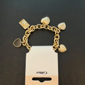 Guld armband berlocker - Fint armband med berlocker 💐