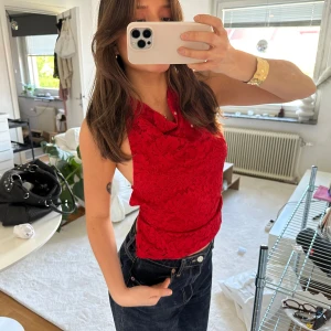 Röd halterneck topp med öppen rygg - Från chloe schutermans kollektion. Använd fåtal gånger och är i bra skick