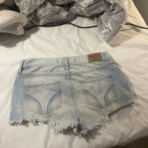  jeansshorts  - Säljer ett par skitsnygga ljusblåa jeansshorts från hollister mid/low waist beroende på passform midjemått 39 cm