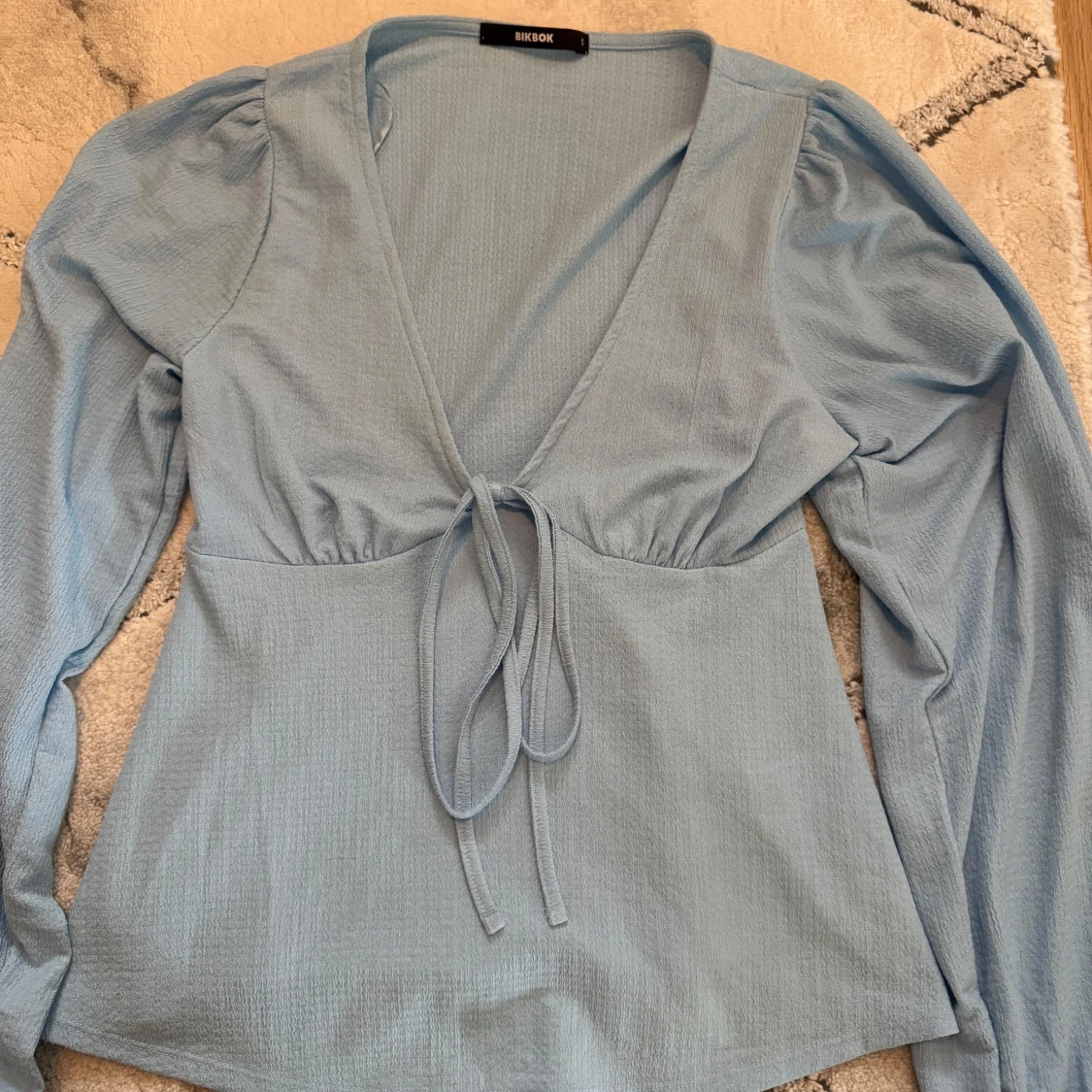 Ljusblå långärmad topp med knyt