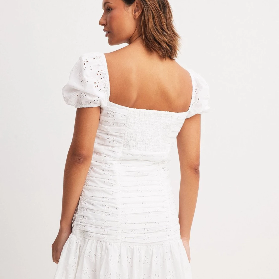 NAKD Vit broderad klänning med puffärm - 2