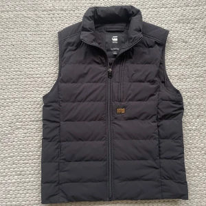 G star raw väst  - G star raw väst, bra skick, storlek S, hör av dig vid funderingar!