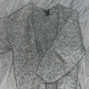 Grå stickad kofta från Lindex - Mysig grå stickad kofta från Lindex i storlek XS/S. Pris kan diskuteras 